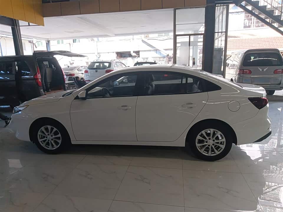 Roewe i5
