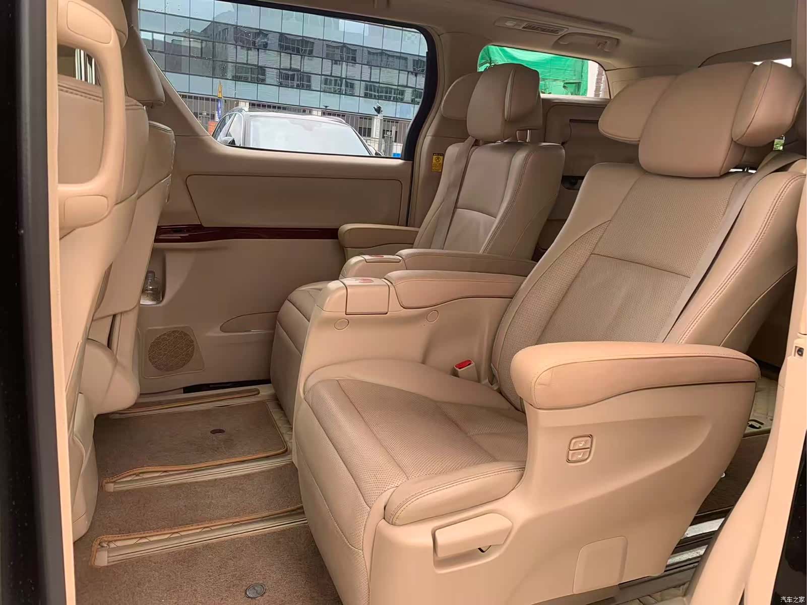 Toyota Alphard, 2011 13