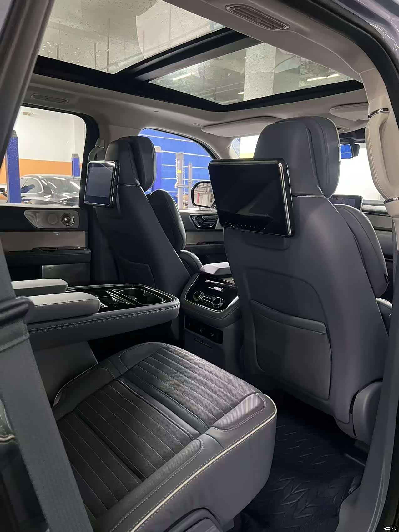 Lincoln Navigator, 2021 10