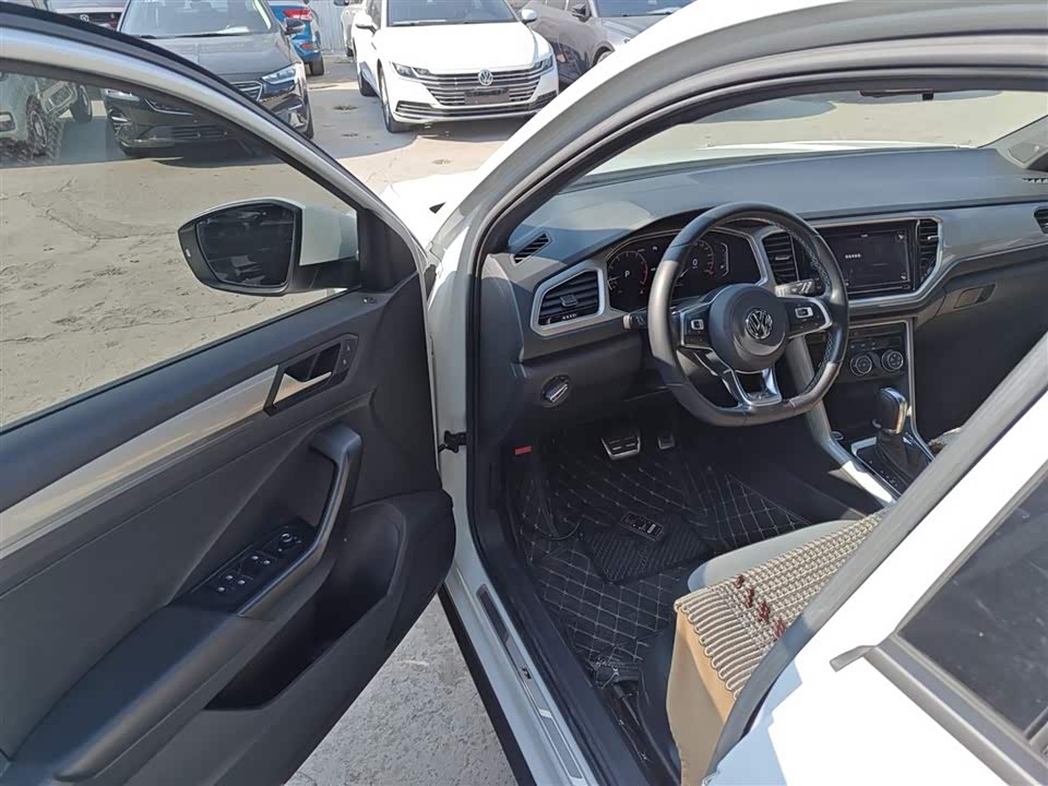 Volkswagen T-ROC exploring Songs