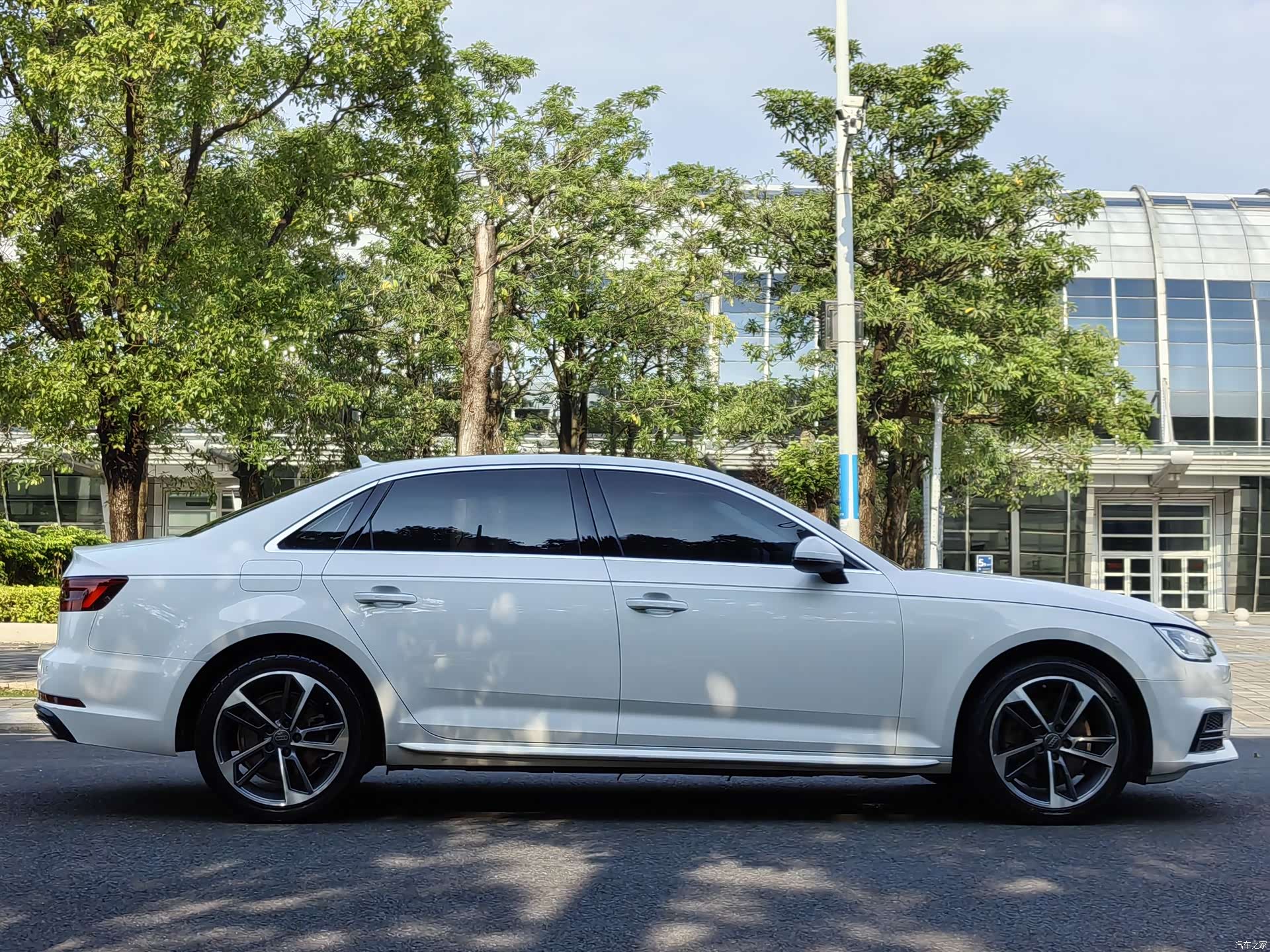 Audi A4L, 2019 7