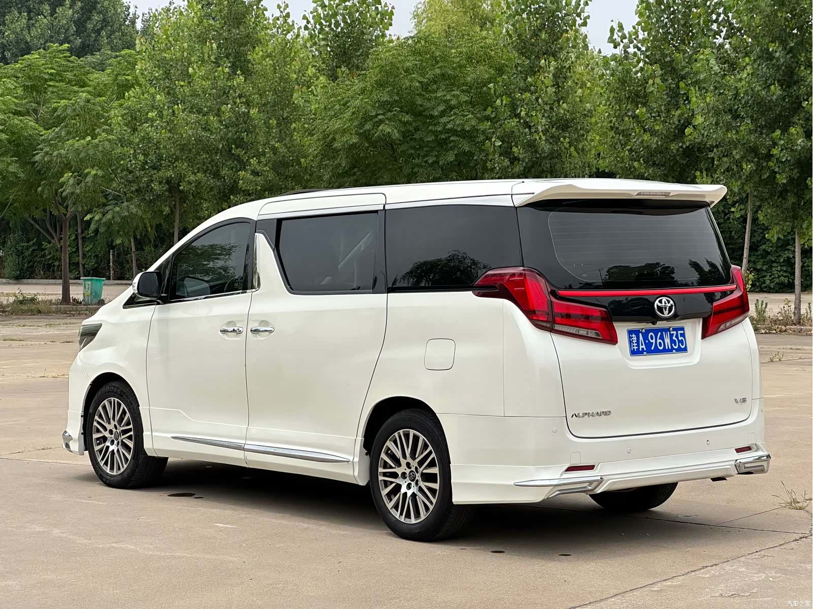 Toyota Alphard, 2011 4