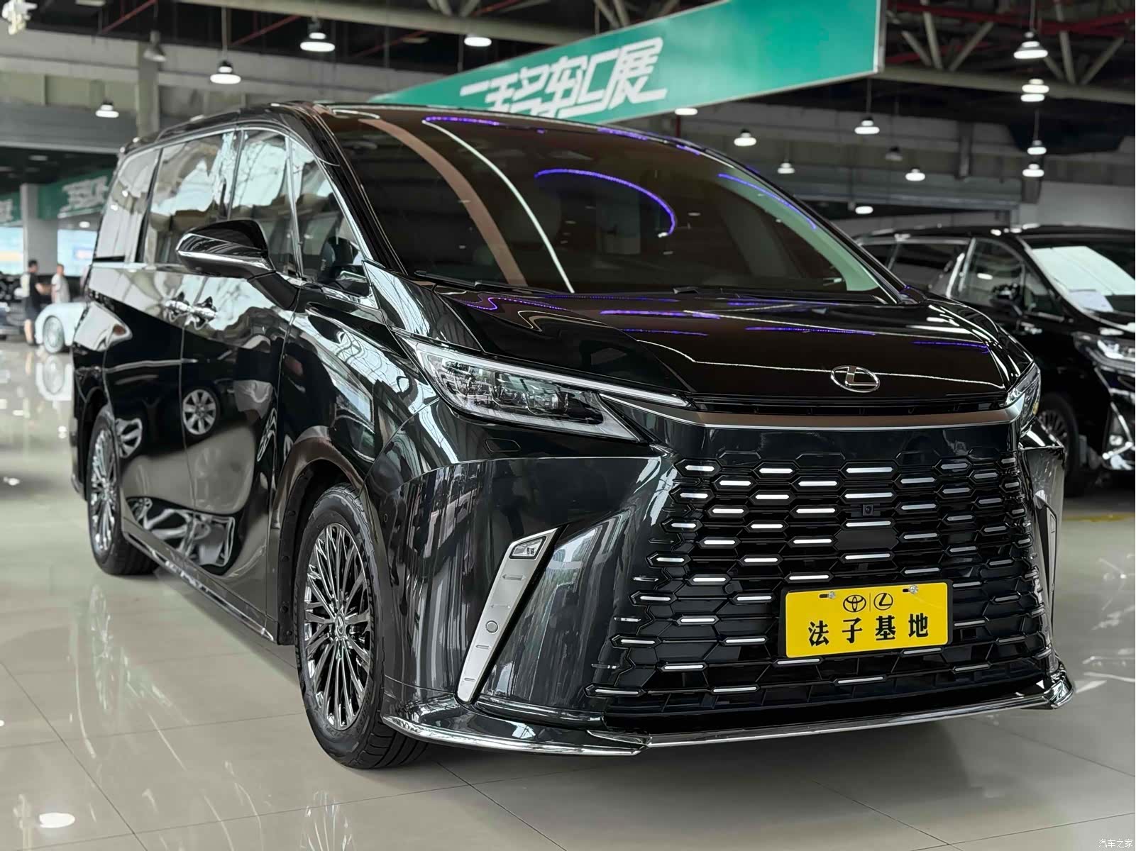 Lexus LM, 2024 3