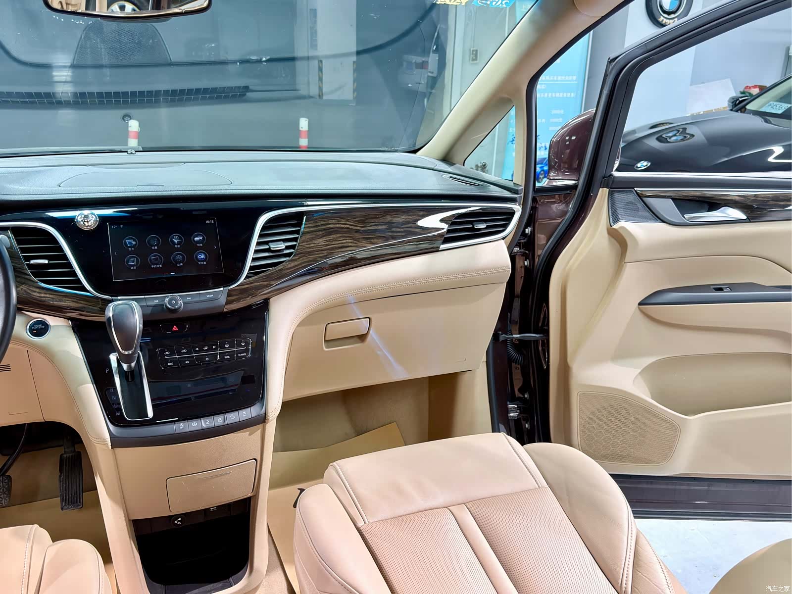 Buick GL8, 2017 13