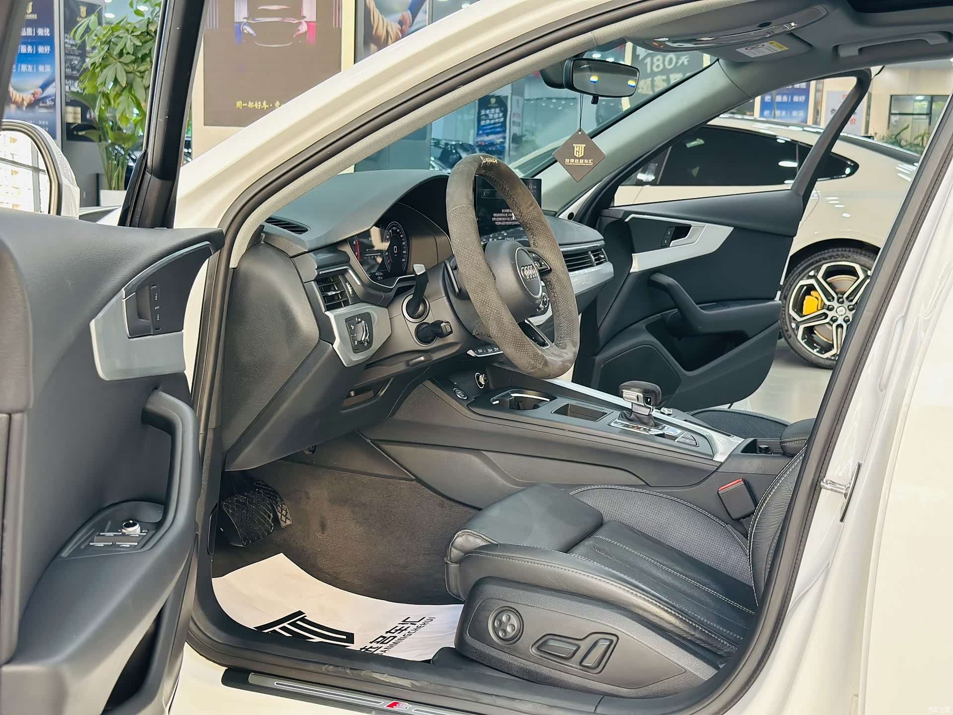Audi A4L, 2020 все фото