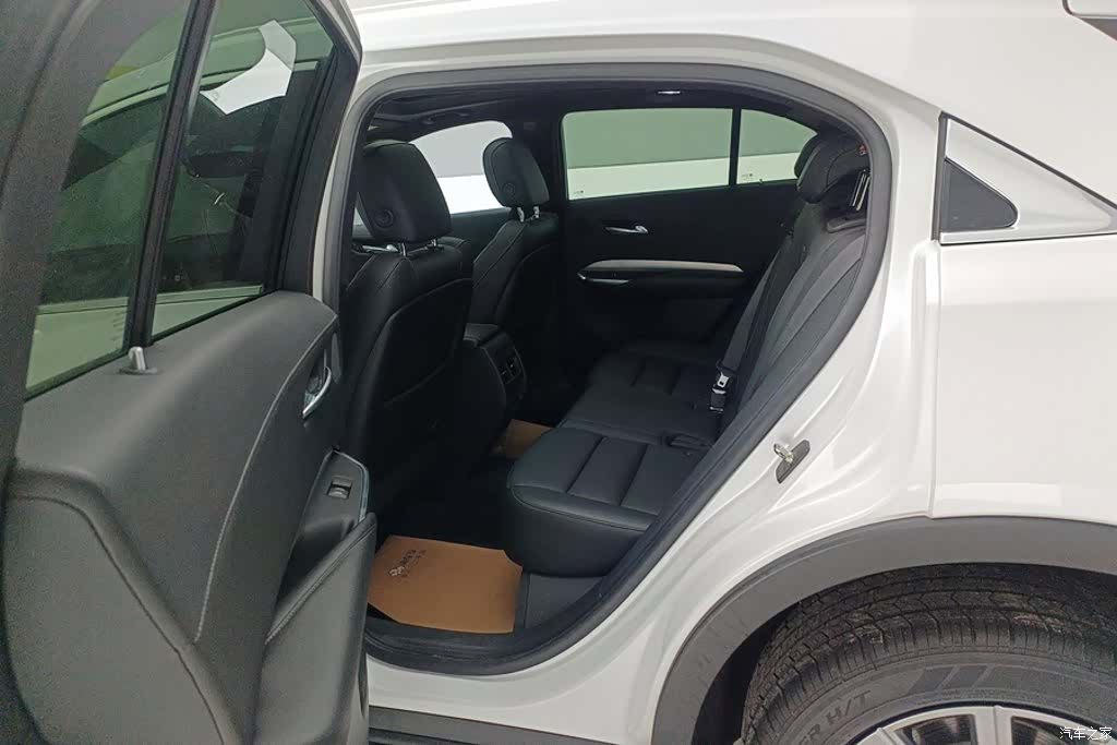Cadillac XT4, 2021 11