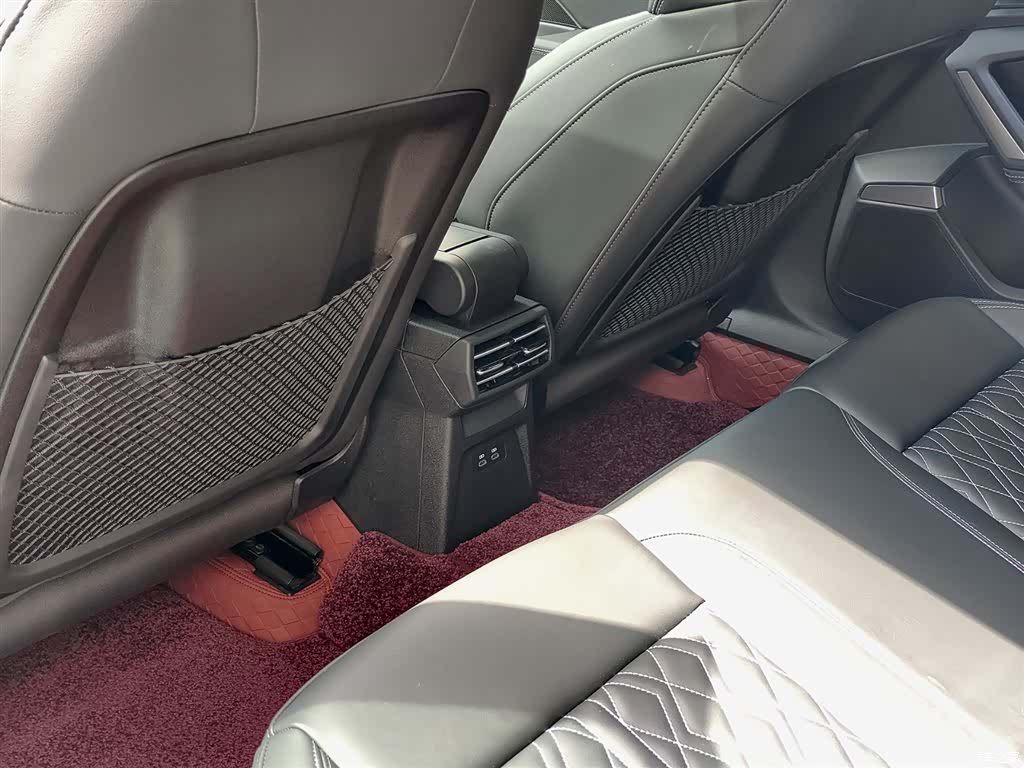 Audi Flying Spur, 2025 9