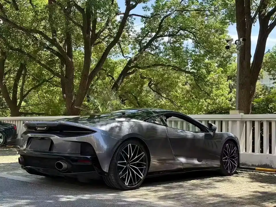 McLaren GT