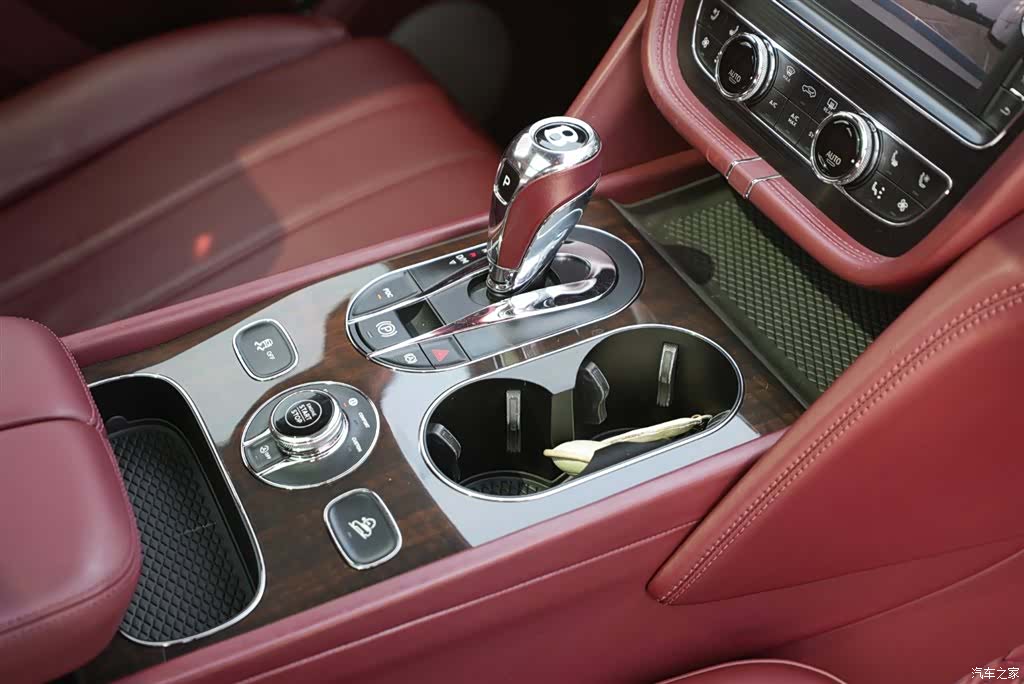 Bentley Bentayga, 2020 15