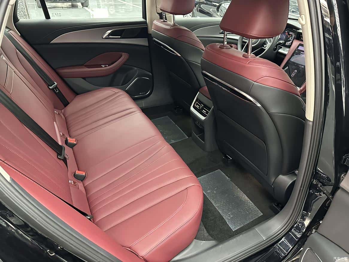 Hongqi H5, 2025 10
