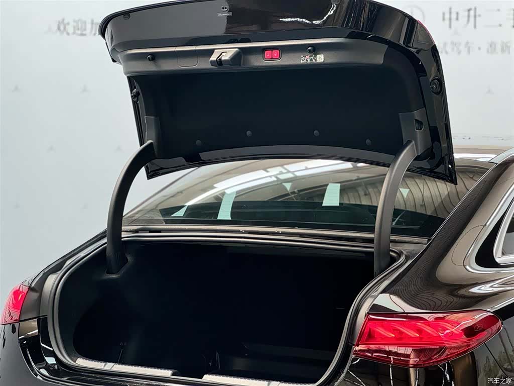 Mercedes-Benz EQE, 2025 3