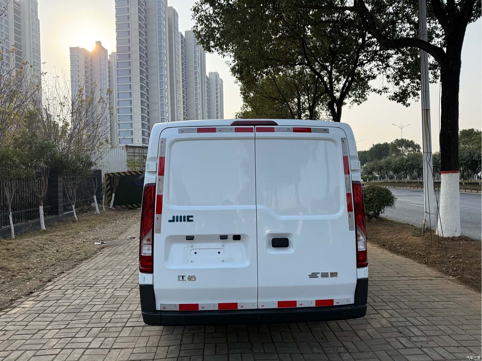 JMC E, 1900 10