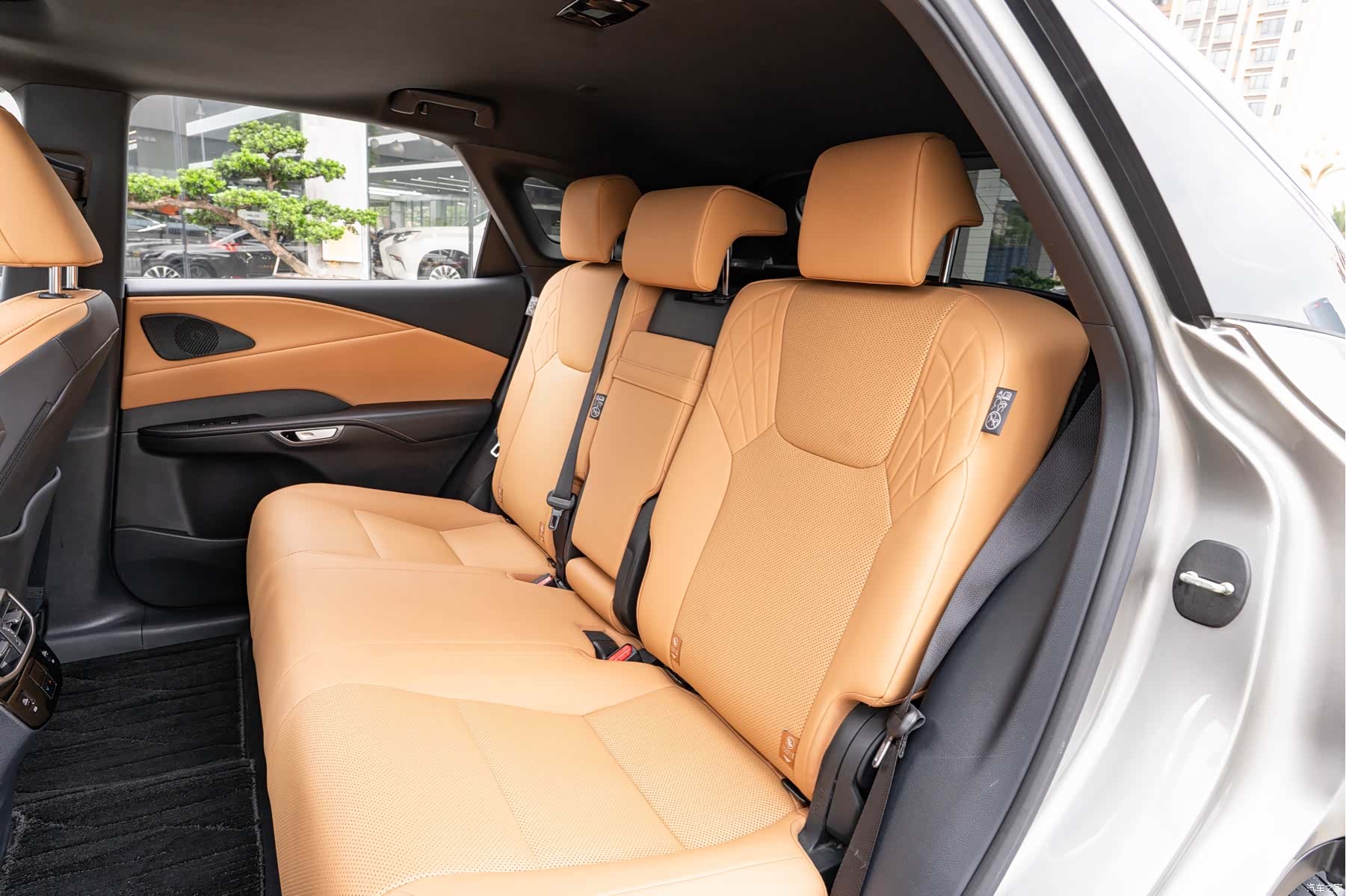 Lexus RX, 2025 12