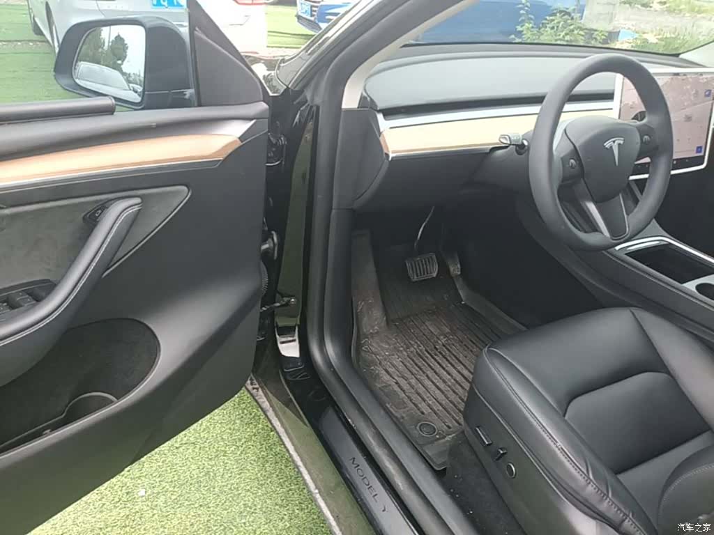 Tesla Model Y, 2023 16