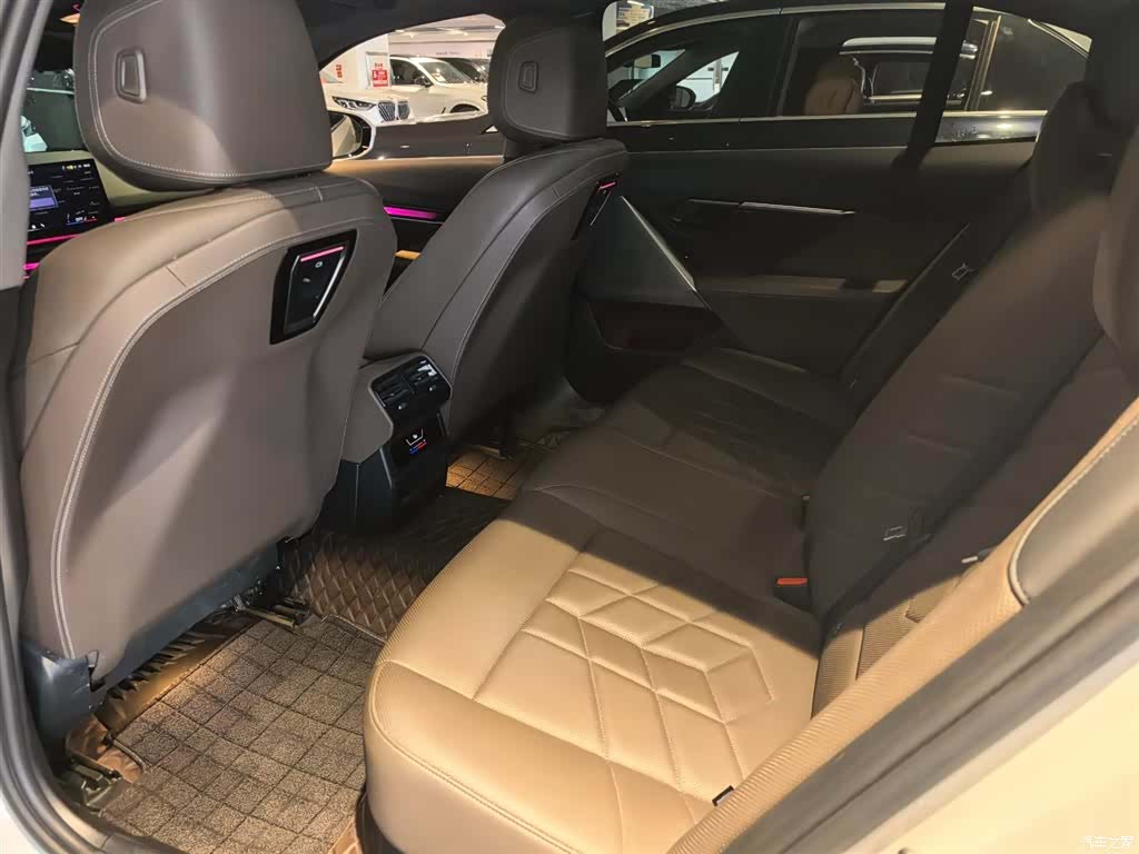 BMW 5 Series, 2025 13