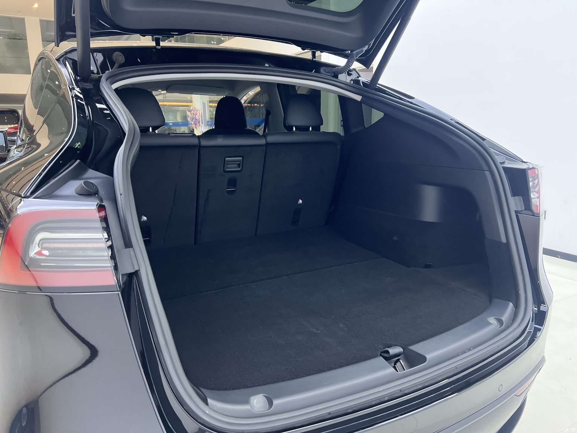 Tesla Model Y, 2023 19