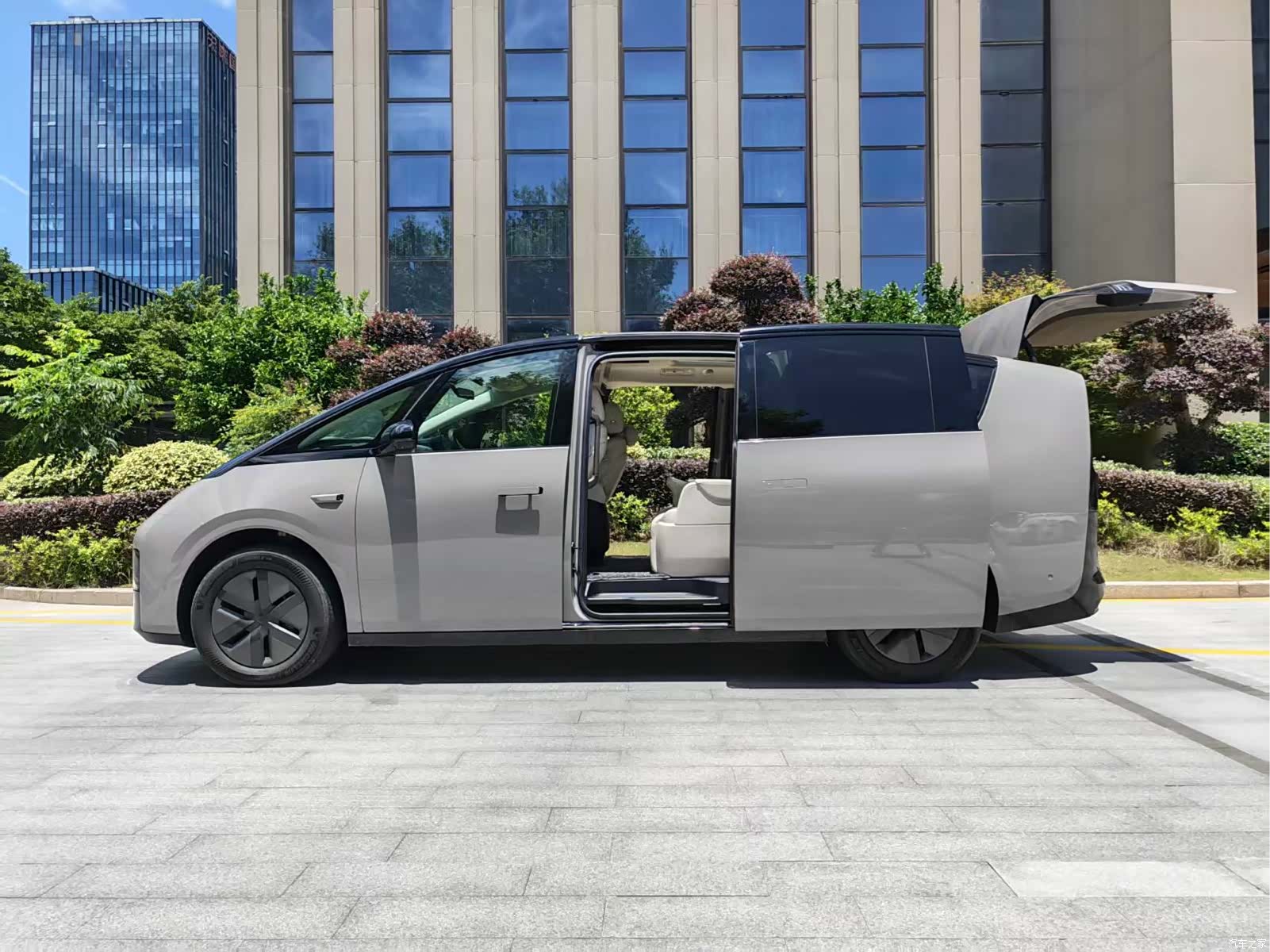 Li Auto MEGA, 2024 2