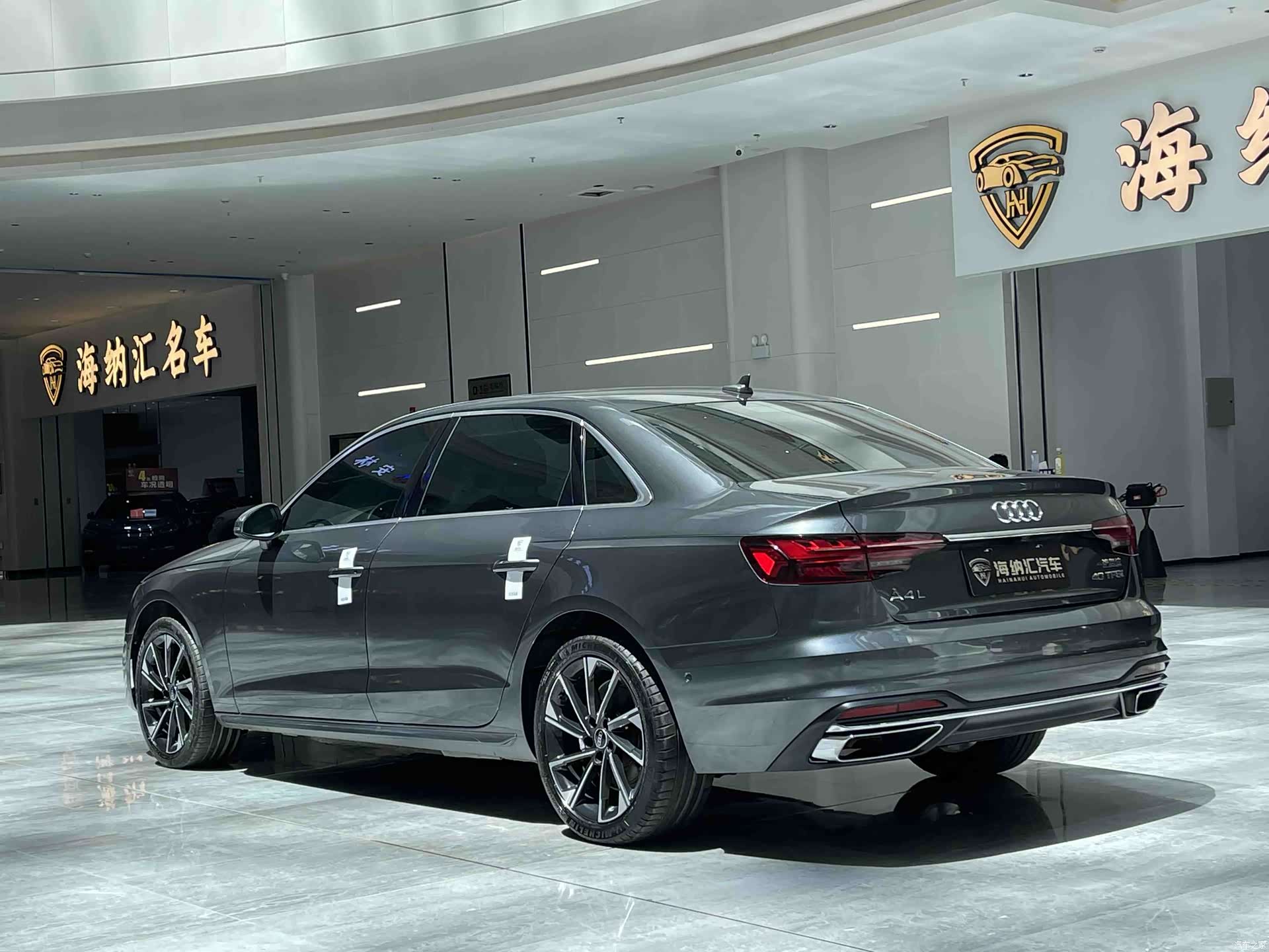 Audi A4L, 2022 все фото