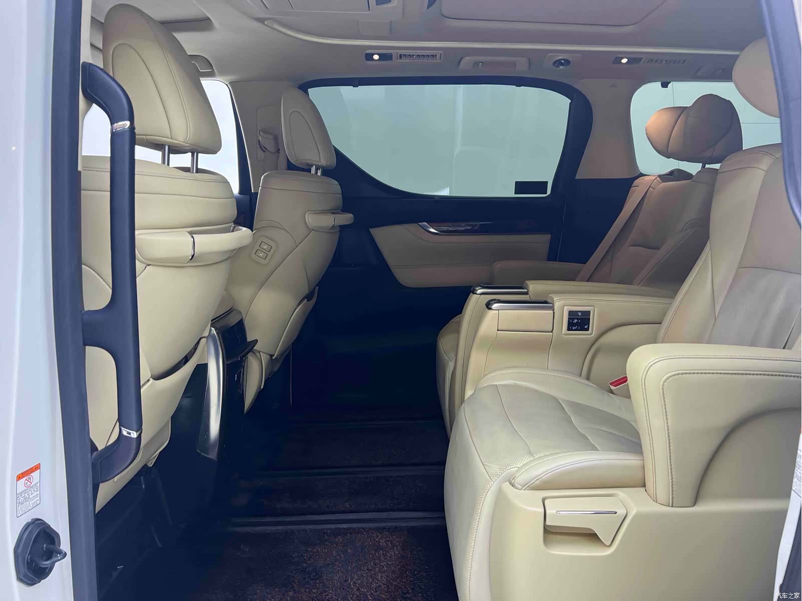 Toyota Alphard, 2021 19