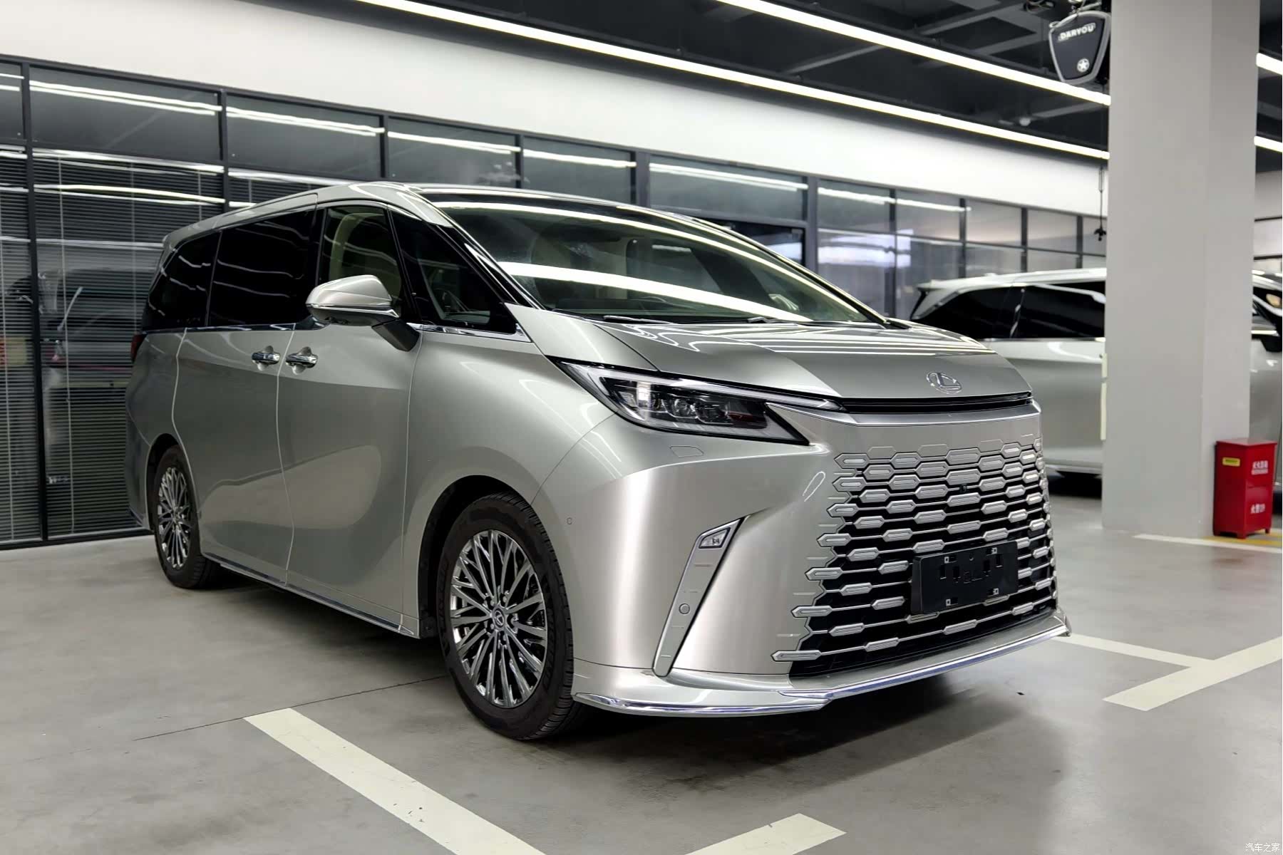 Lexus LM, 2023 3