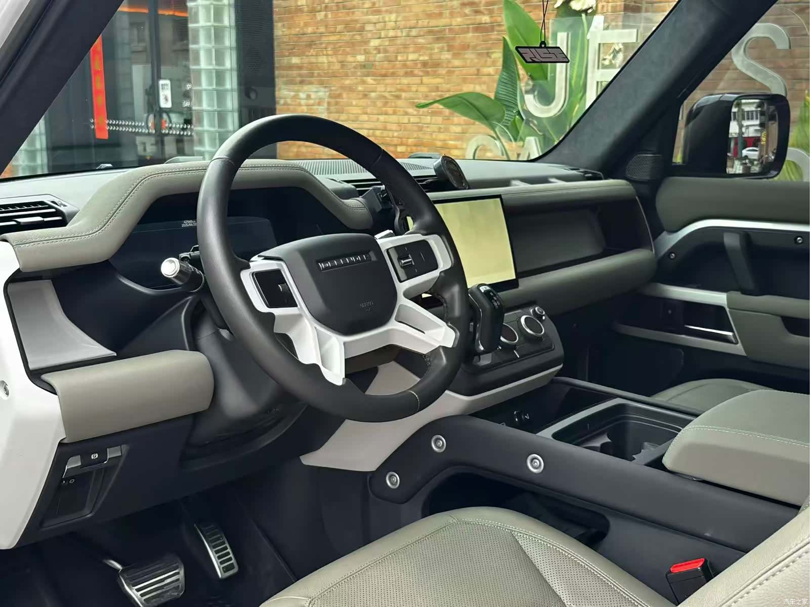 Land Rover Defender, 2021 6