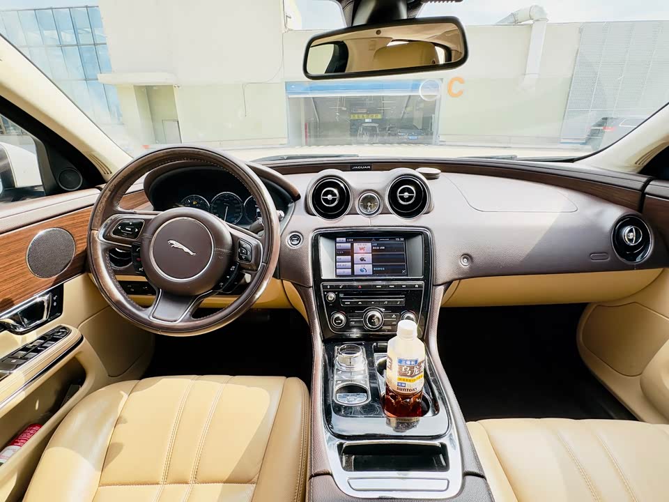 Jaguar XJ