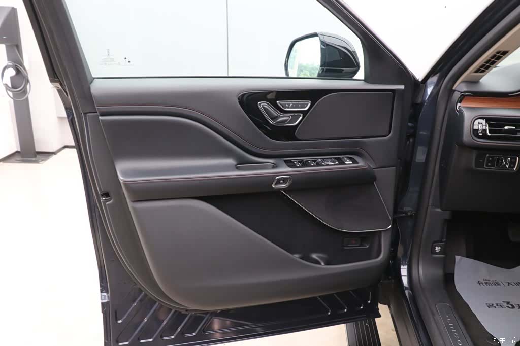 Lincoln Aviator, 2023 10