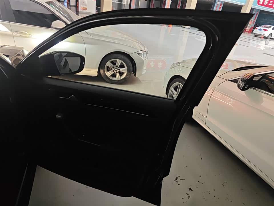 Volkswagen T-ROC exploring Songs
