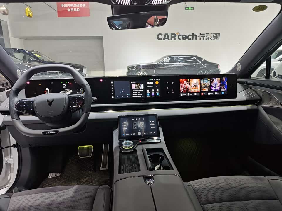 VOYAH Lantu chasing light