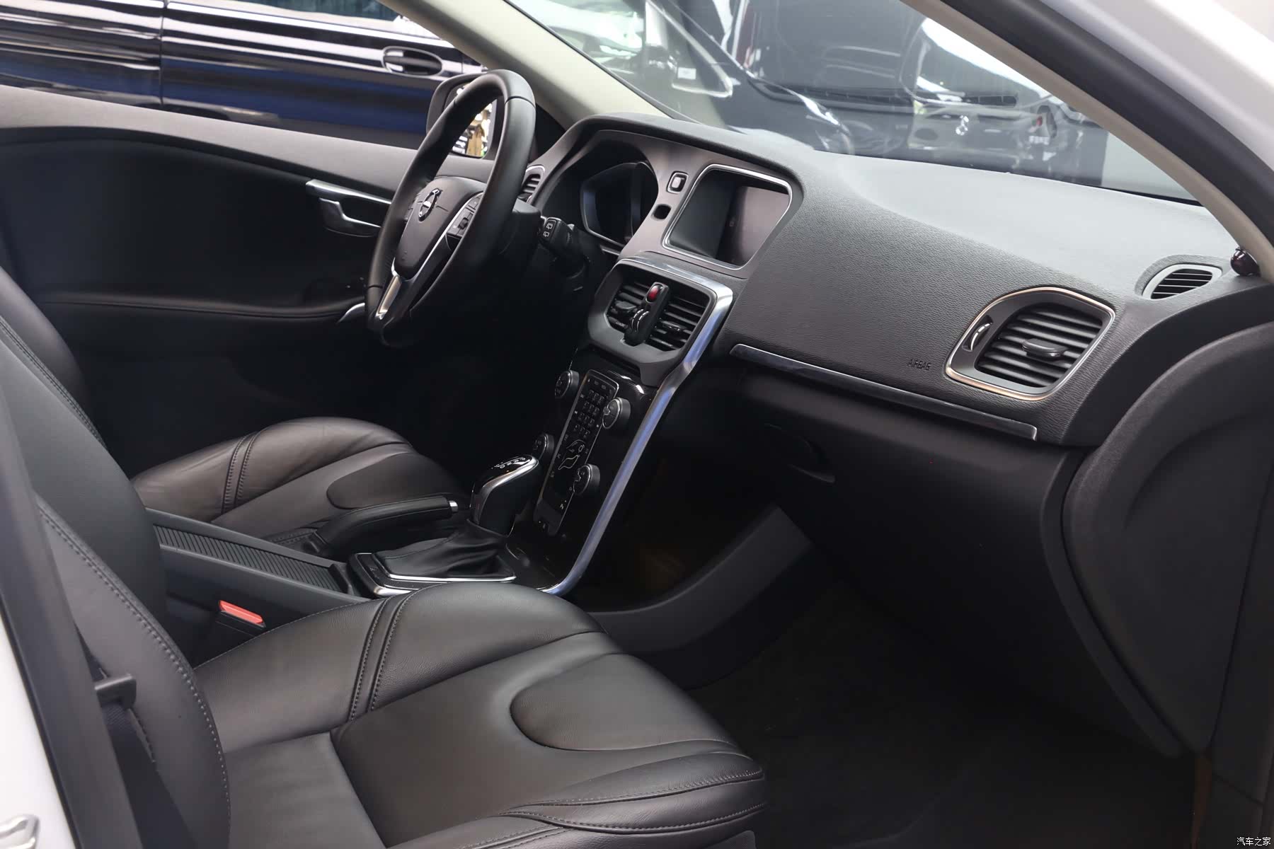 Volvo V40, 2019 11