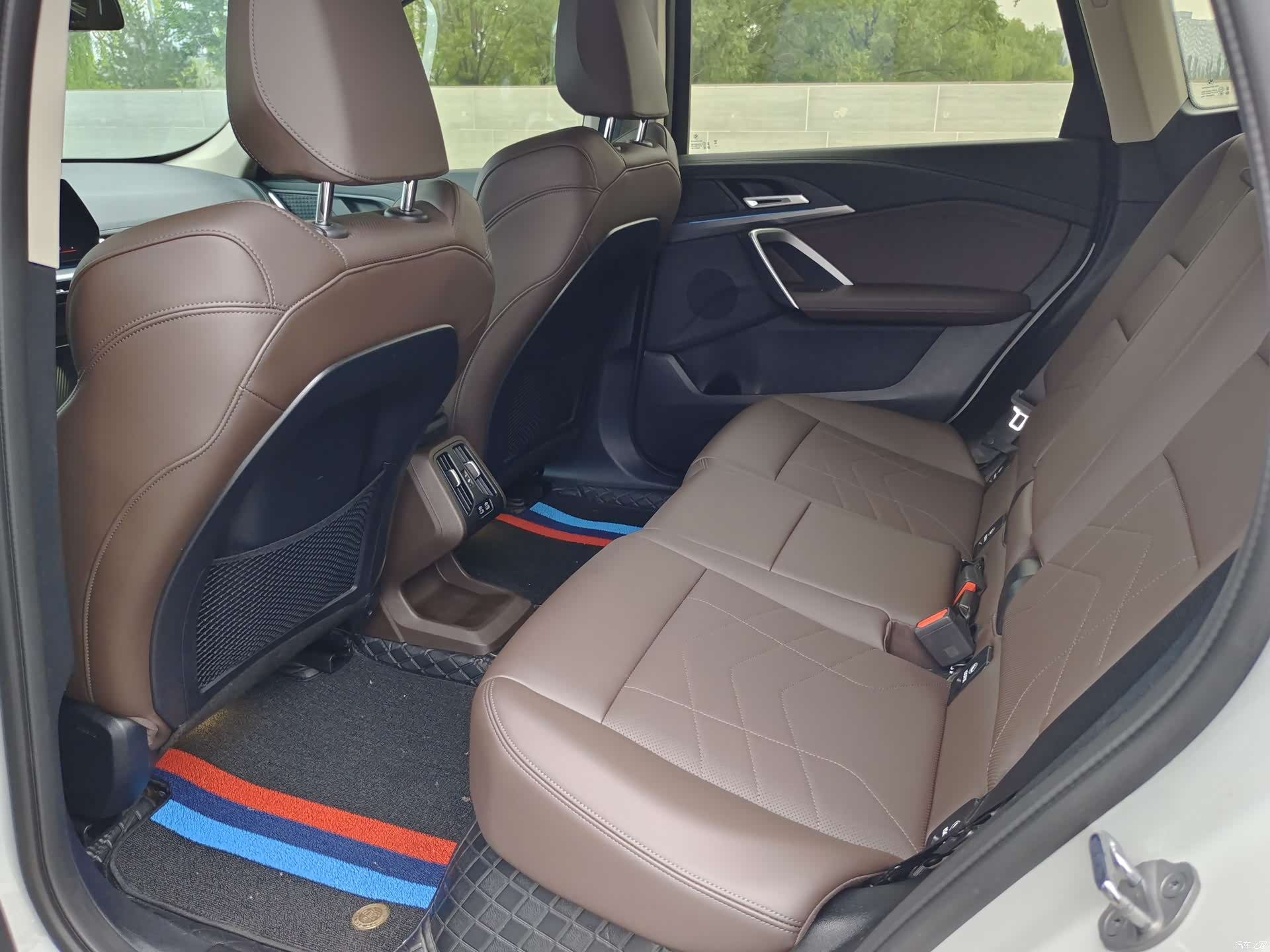 BMW iX1, 2025 8
