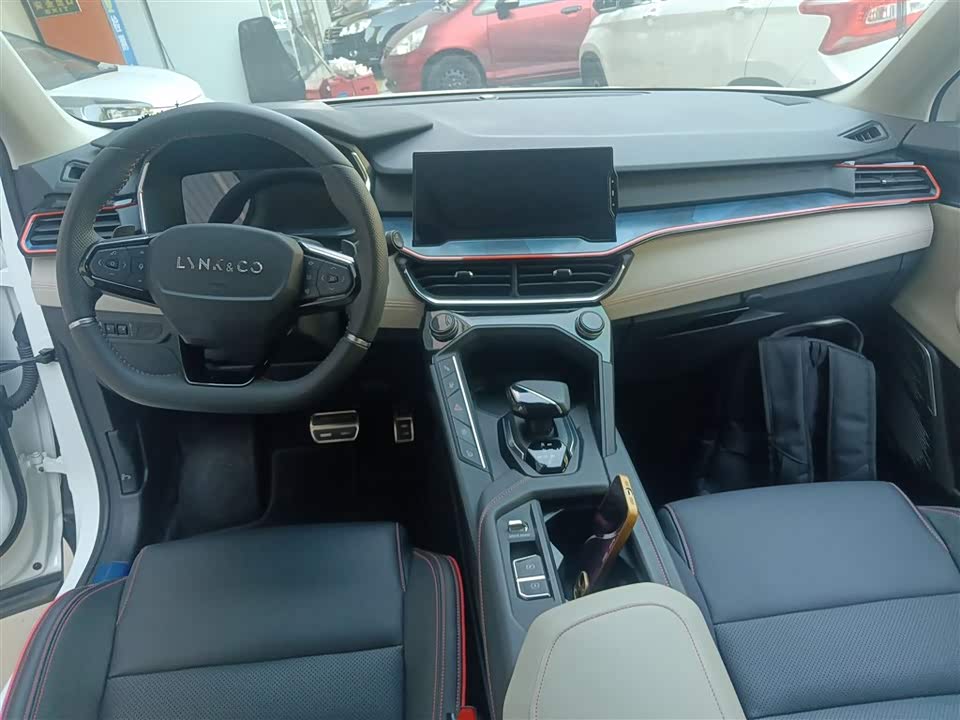 Lynk & Co 06