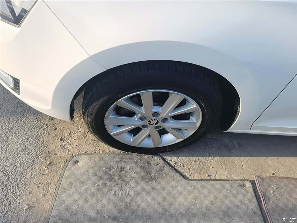 Skoda Rapid, 2015 23