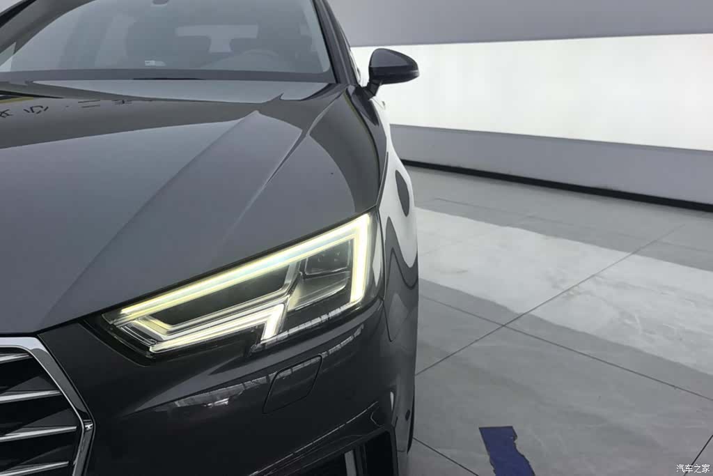 Audi A4L, 2019 все фото