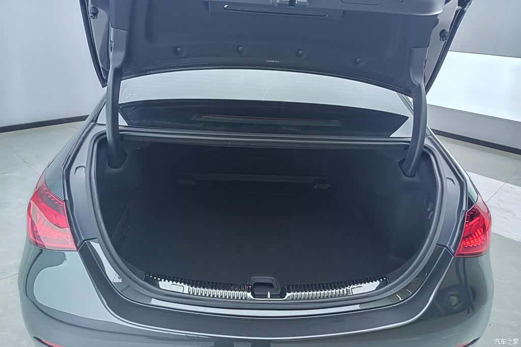 Mercedes-Benz C-Class, 2023 4