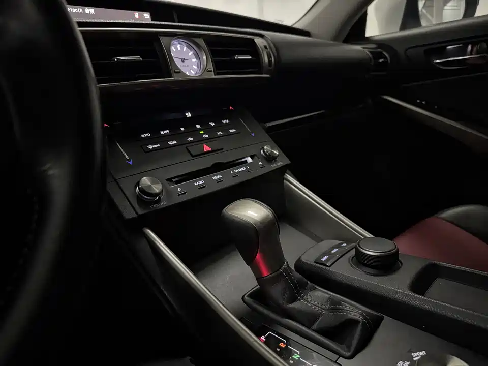 Lexus IS