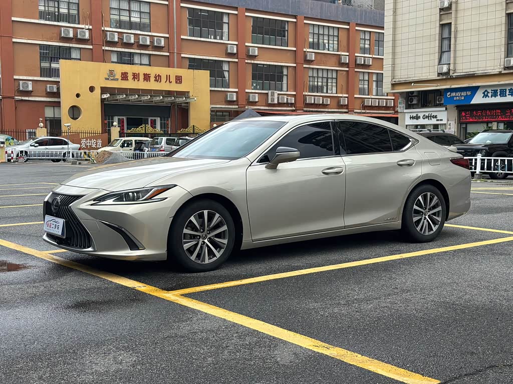 Lexus ES