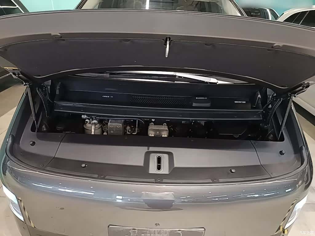 Li Auto MEGA, 2025 20
