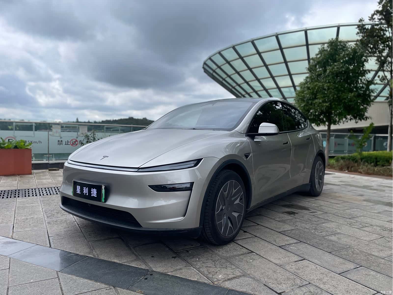 Tesla Model Y, 2025 1