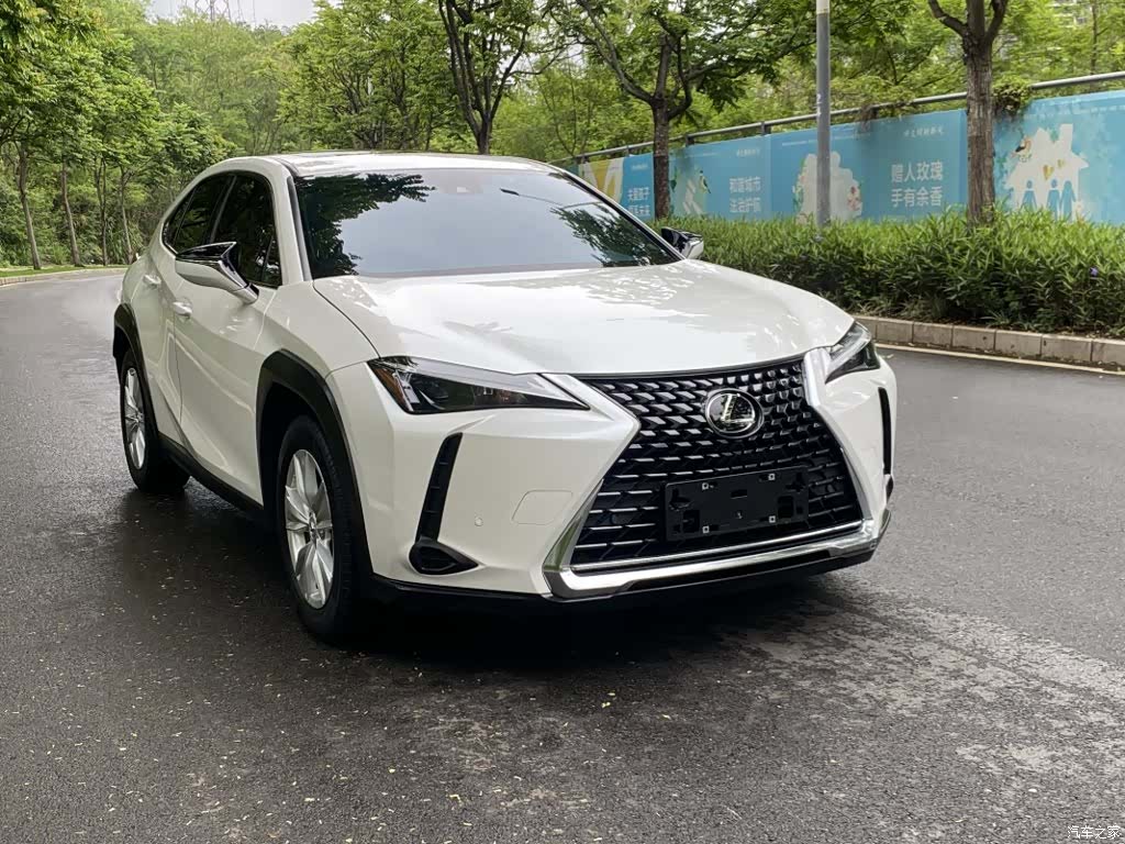 Lexus UX, 2024 3