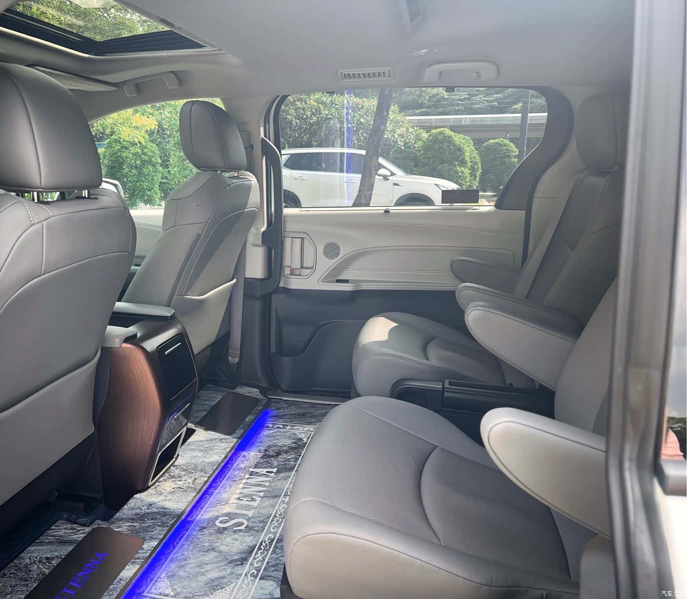 Toyota Sienna, 2023 11
