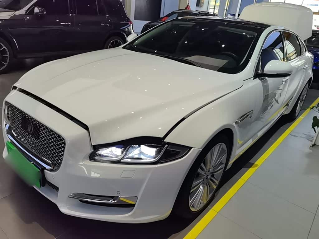 Jaguar XJ
