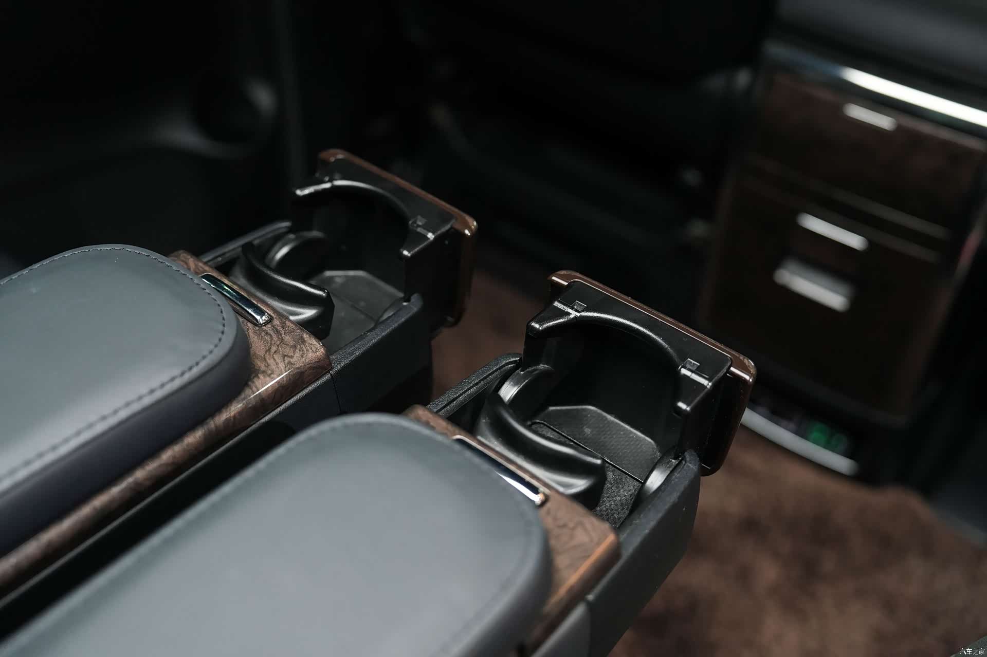 Toyota Alphard, 2022 32