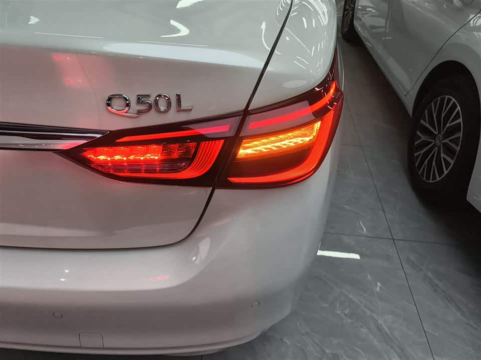 Infiniti Q50L