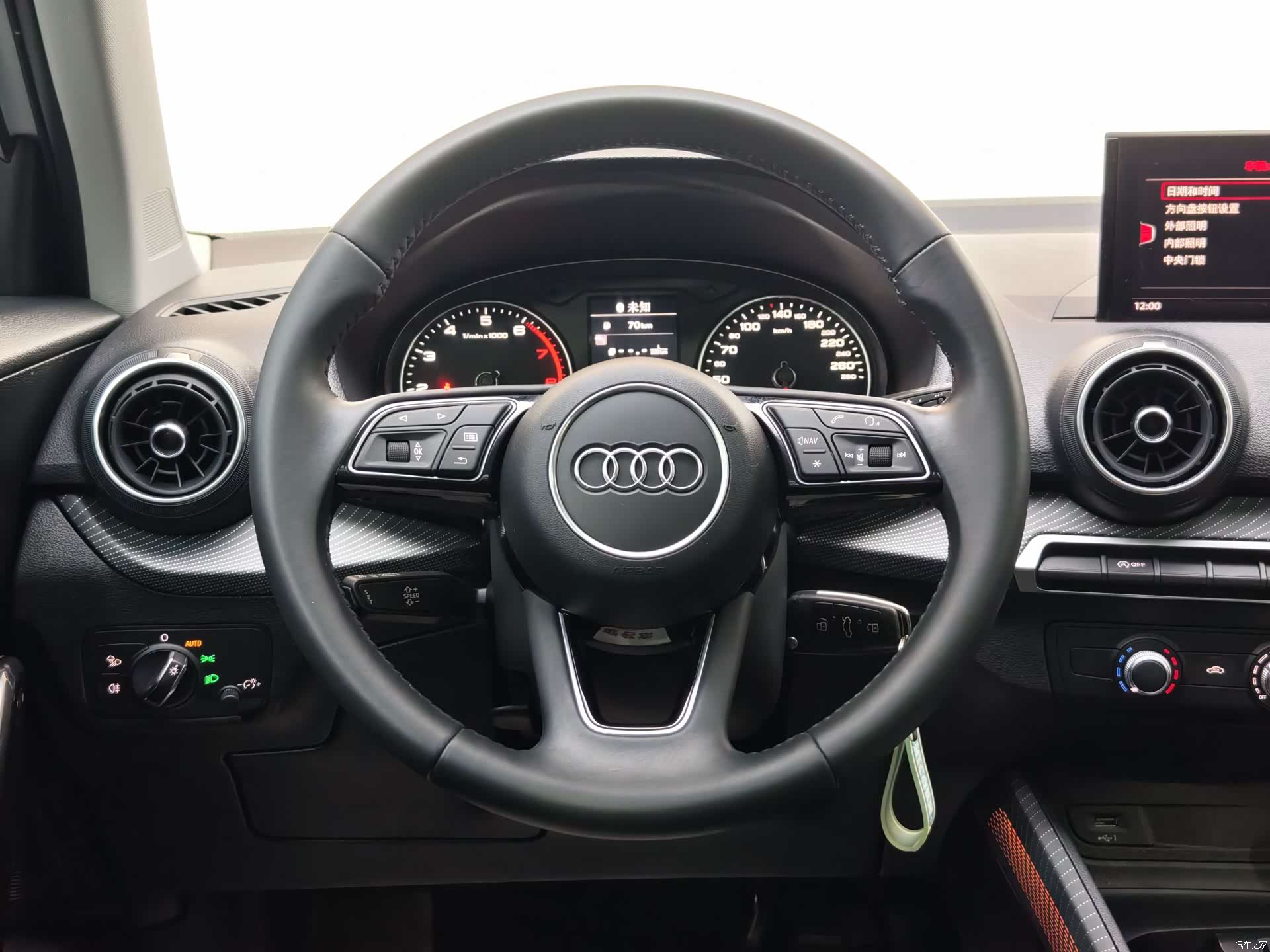 Audi Q2L, 2019 24