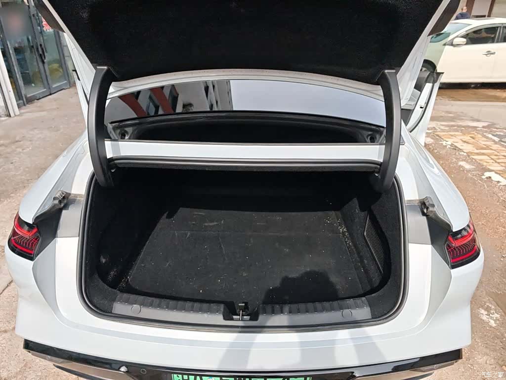 Geely E8, 2025 10