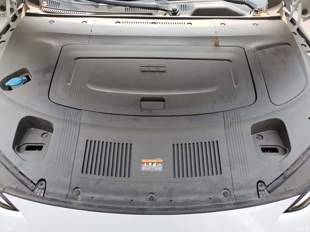 Geely E8, 2025 11
