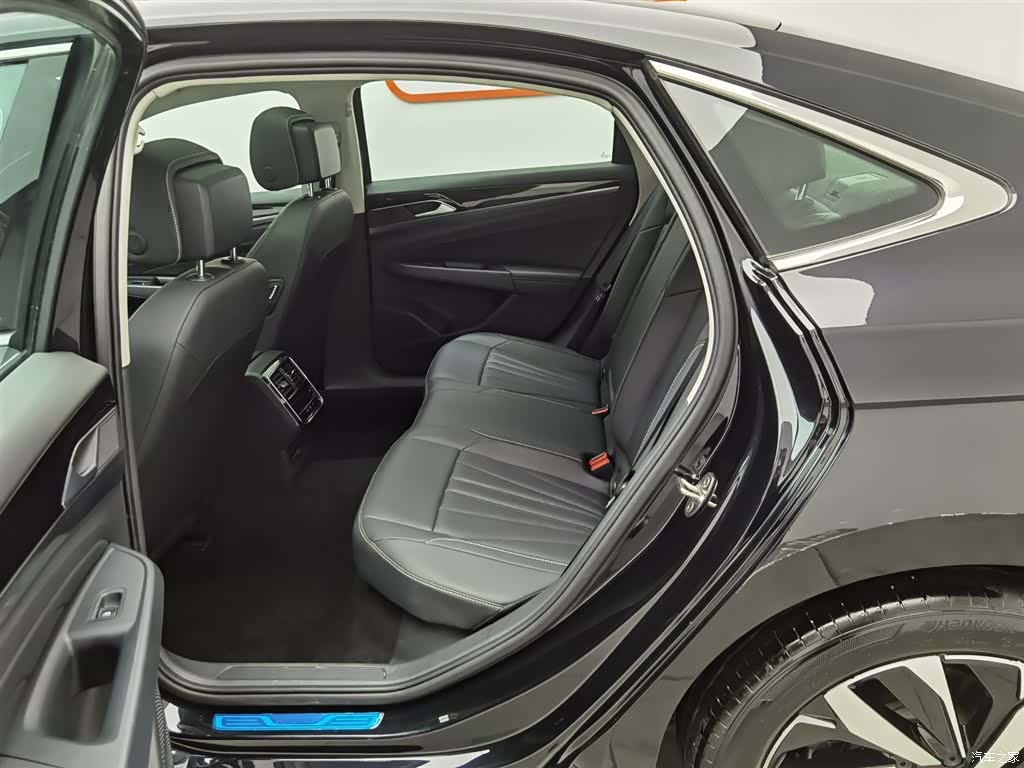 Volkswagen Passat, 2025 15