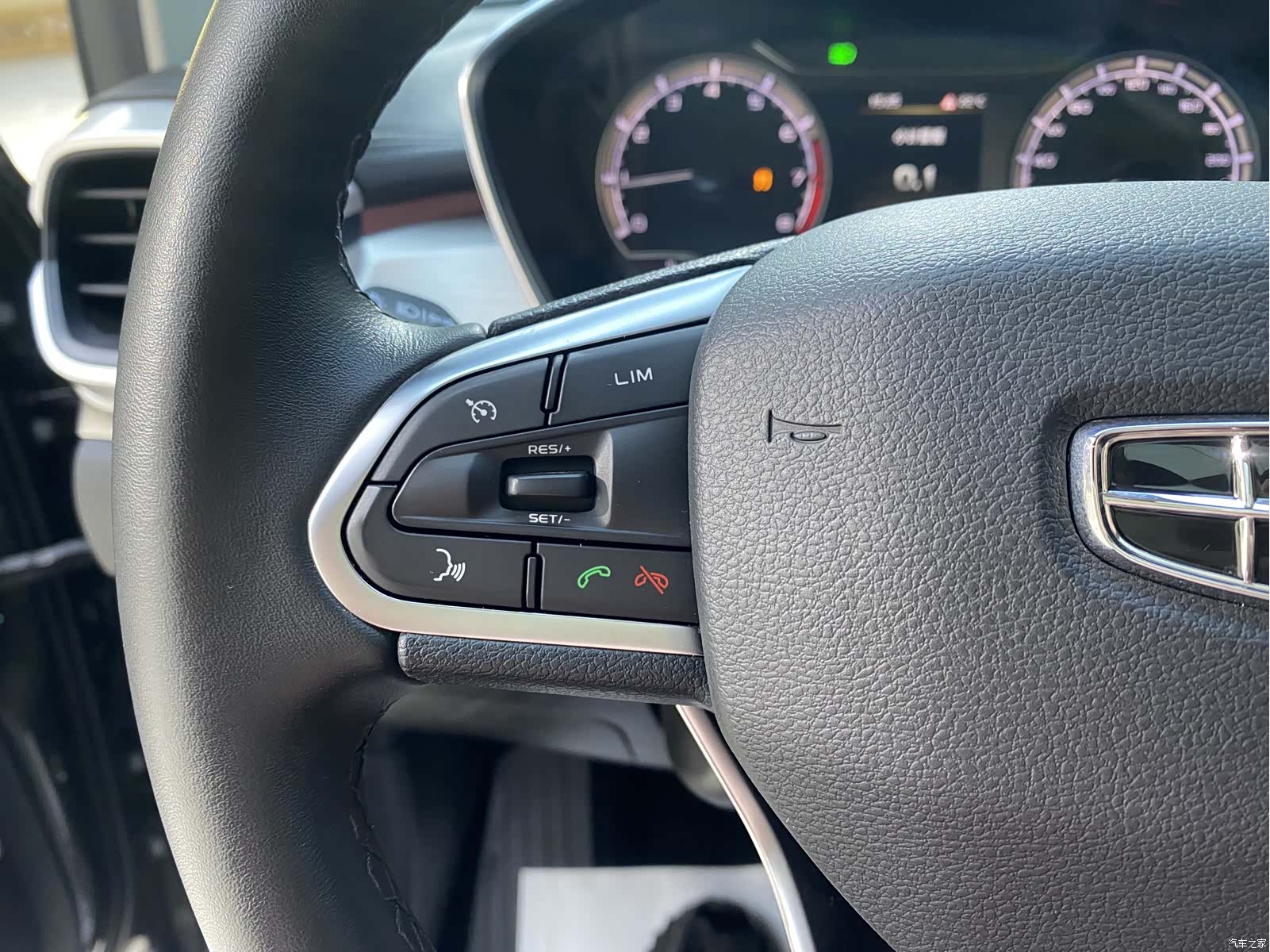 Geely Coolray, 2022 14