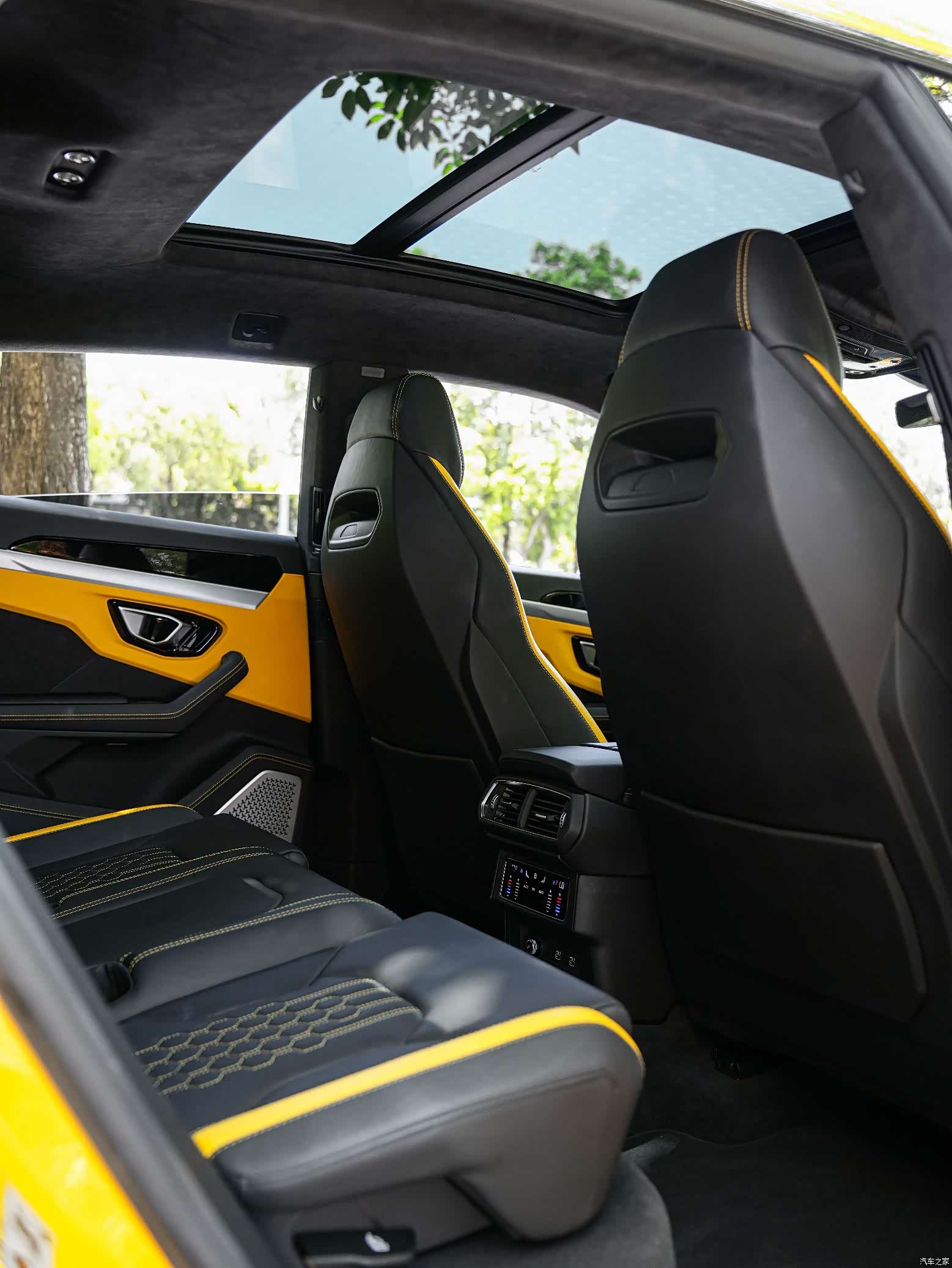 Lamborghini Urus, 2023 16